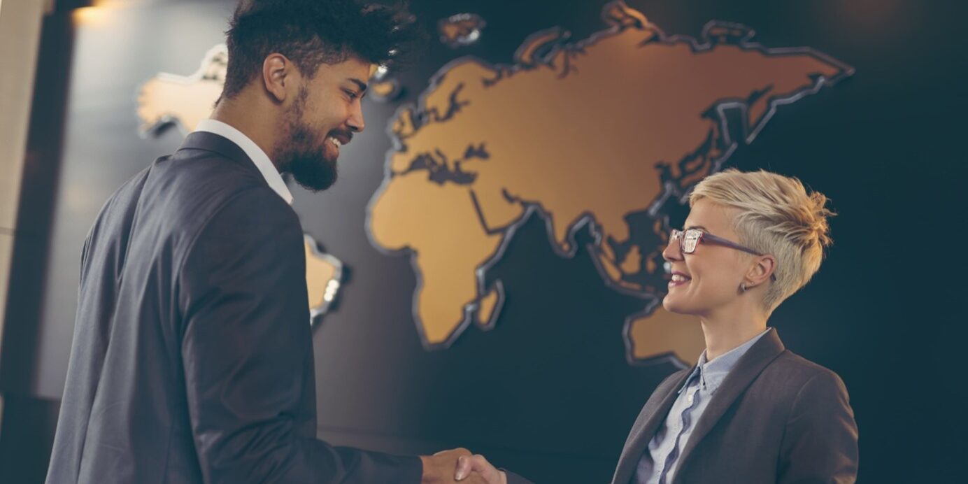 Afbeeldin Een meneer en mevrouw schudden hun hand in een kantoorruimte