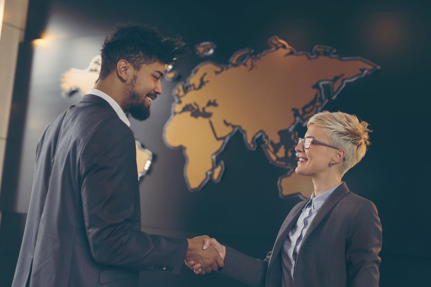 Een meneer en mevrouw schudden hun hand in een kantoorruimte